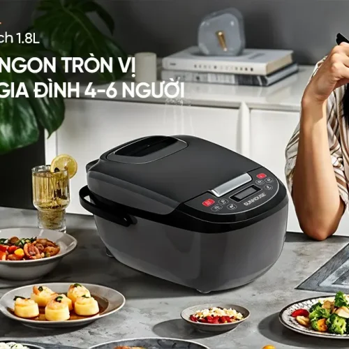 Nồi cơm điện SUNHOUSE SHD8909B 1.8 lít đặt trên bàn ăn