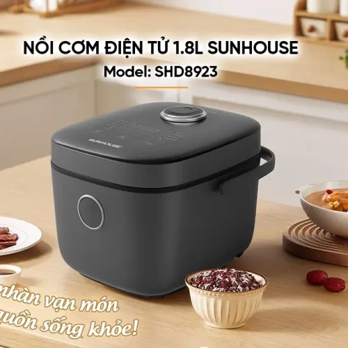 Nồi cơm điện tử SUNHOUSE SHD8923 màu đen trong không gian bếp