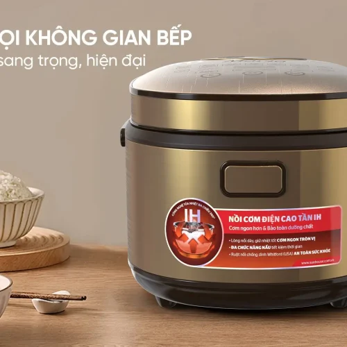 Nồi cơm điện SUNHOUSE SHD8955 1.5 lít đặt trong không gian bếp