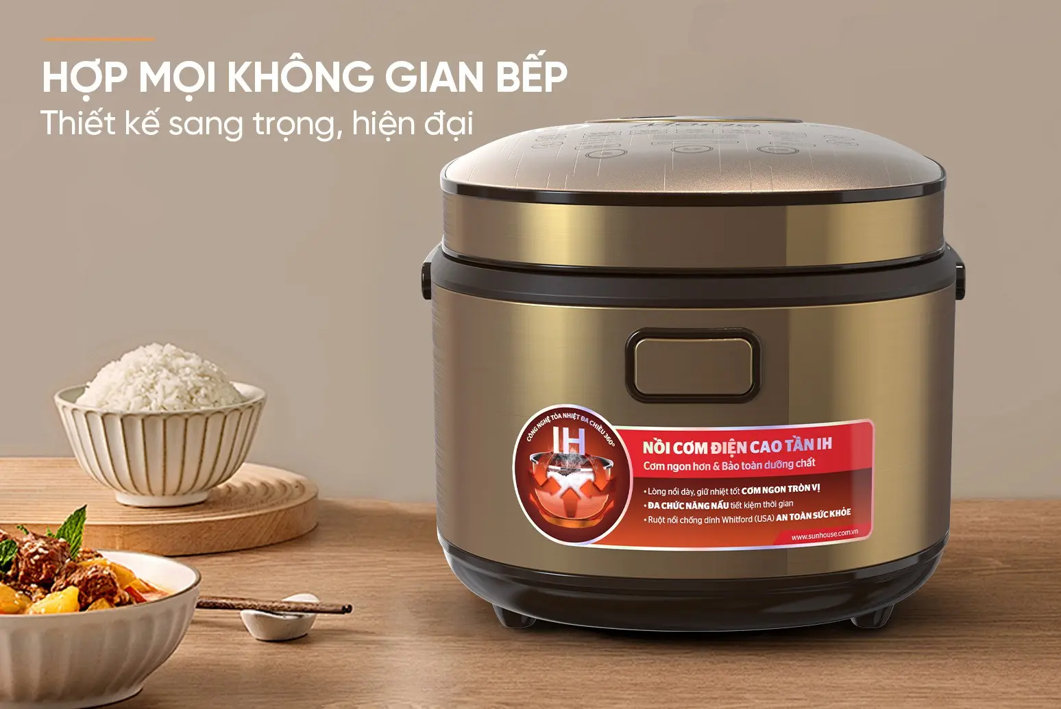 Nồi cơm điện SUNHOUSE SHD8955 1.5 lít đặt trong không gian bếp