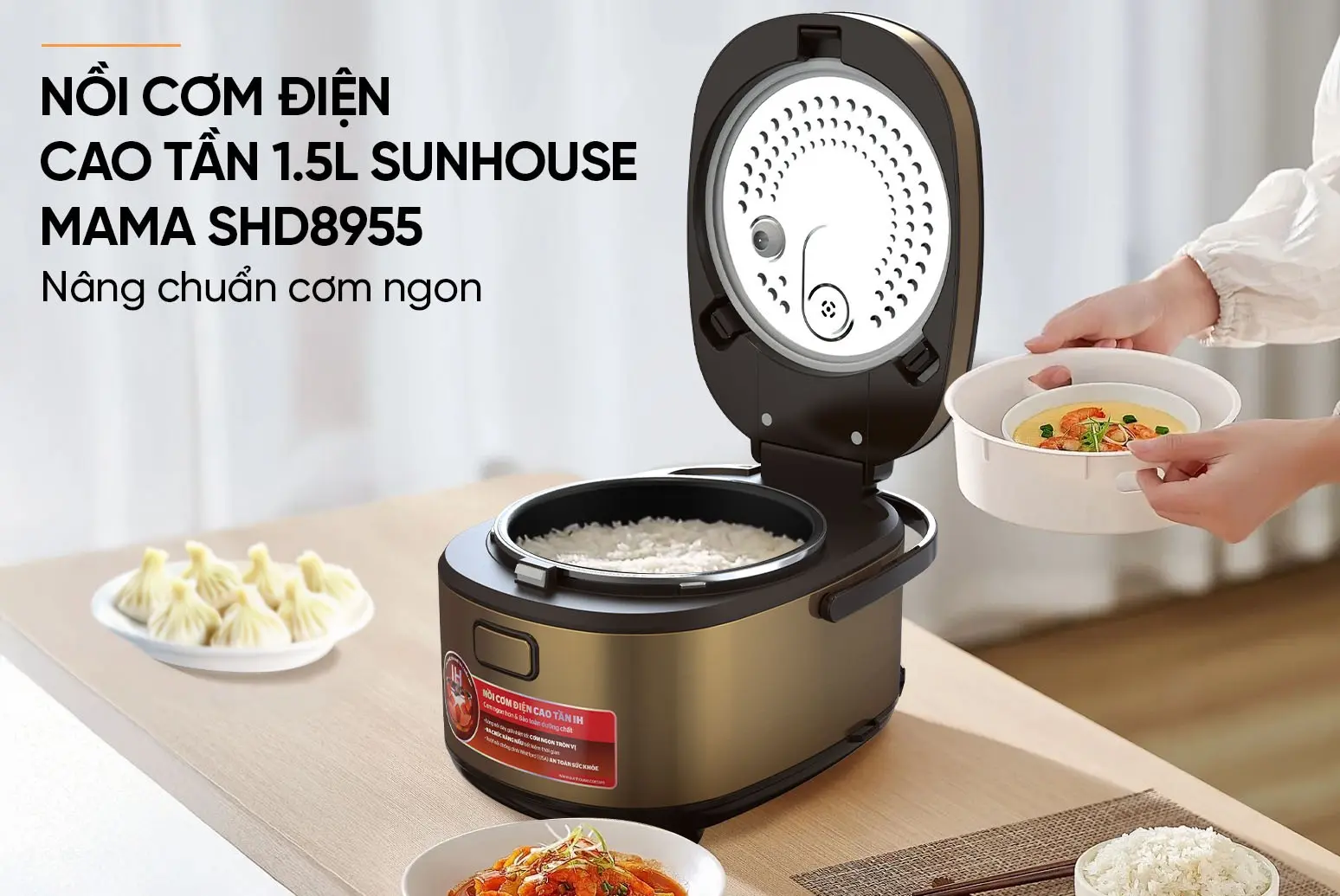 Nồi cơm điện cao tần SUNHOUSE SHD8955 mở nắp với cơm và lòng nồi