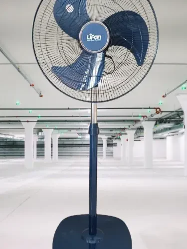 Quạt đứng công nghiệp Lifan D-18CN màu xanh nhìn chính diện
