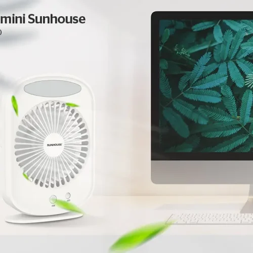 Quạt sạc mini SUNHOUSE SHD7110 7W màu trắng trên bàn làm việc