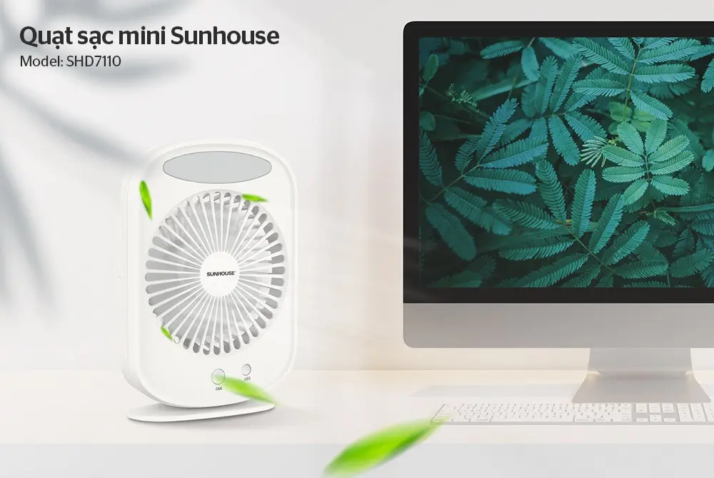Quạt sạc mini SUNHOUSE SHD7110 7W màu trắng trên bàn làm việc