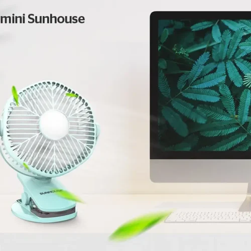 Quạt sạc mini SUNHOUSE SHD7111 10W màu xanh đặt trên bàn làm việc