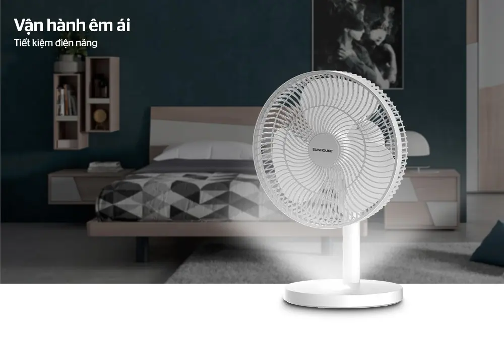 Quạt sạc SUNHOUSE SHD7115 15W màu trắng vận hành trong phòng ngủ