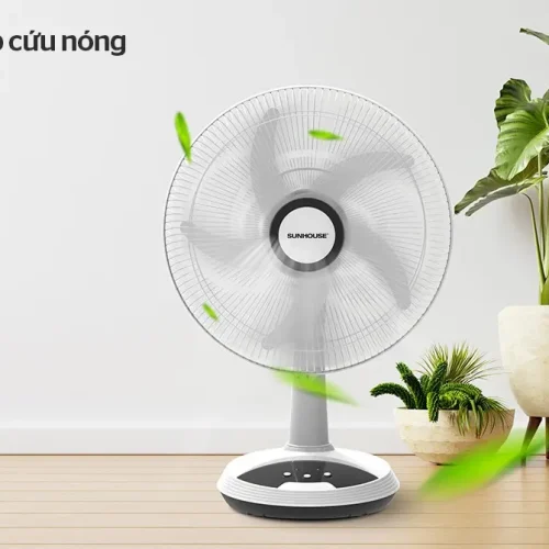 Quạt sạc SUNHOUSE SHD7223 24W đặt trong phòng khách