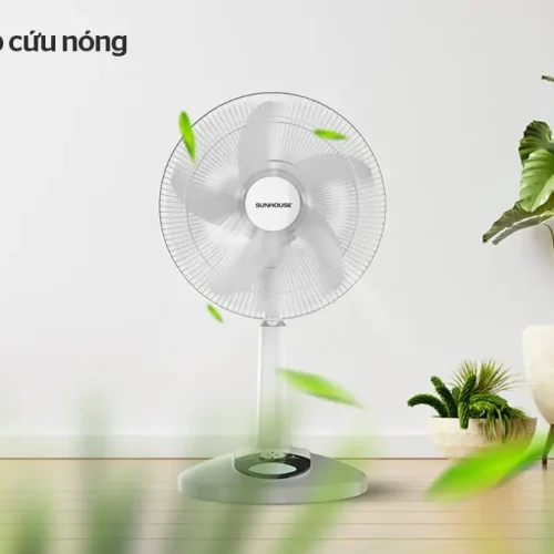 Quạt sạc SUNHOUSE SHD7228 24W đặt trong phòng khách